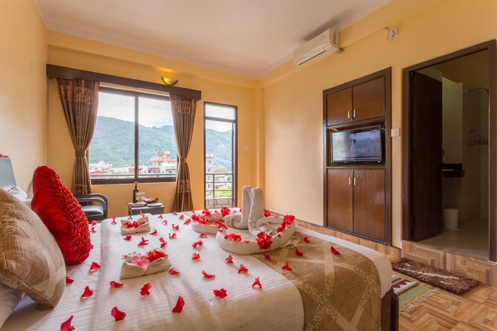 Hotel Peninsula Покхара Екстер'єр фото