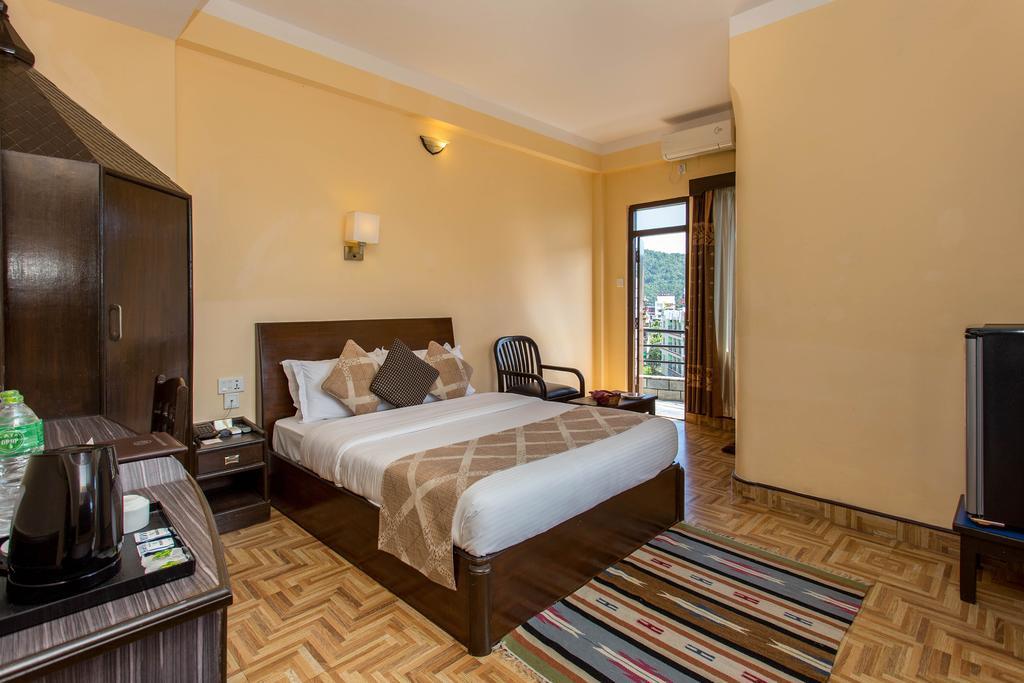 Hotel Peninsula Покхара Екстер'єр фото