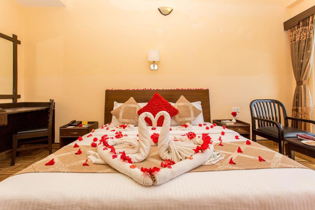 Hotel Peninsula Покхара Екстер'єр фото