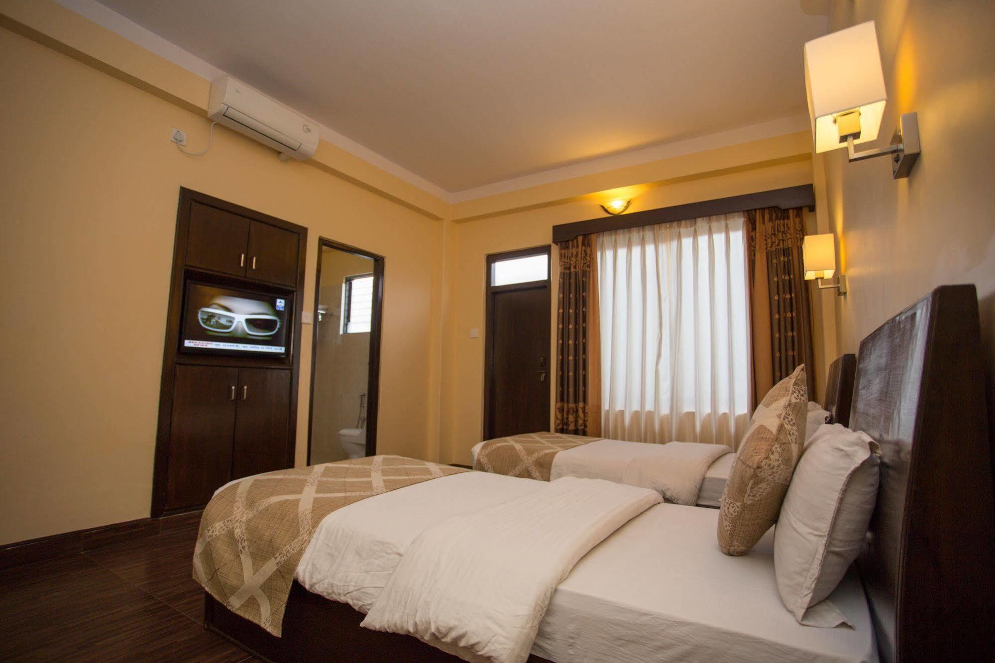 Hotel Peninsula Покхара Екстер'єр фото