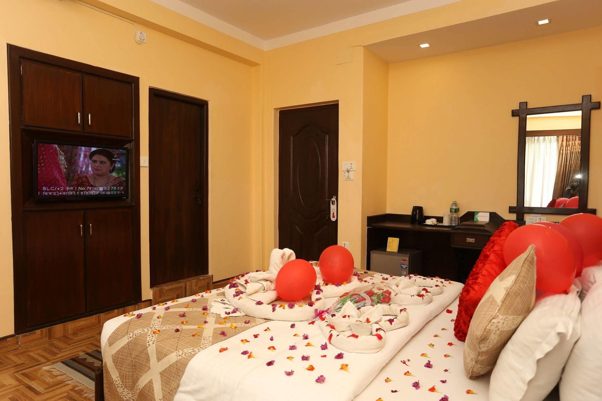 Hotel Peninsula Покхара Екстер'єр фото