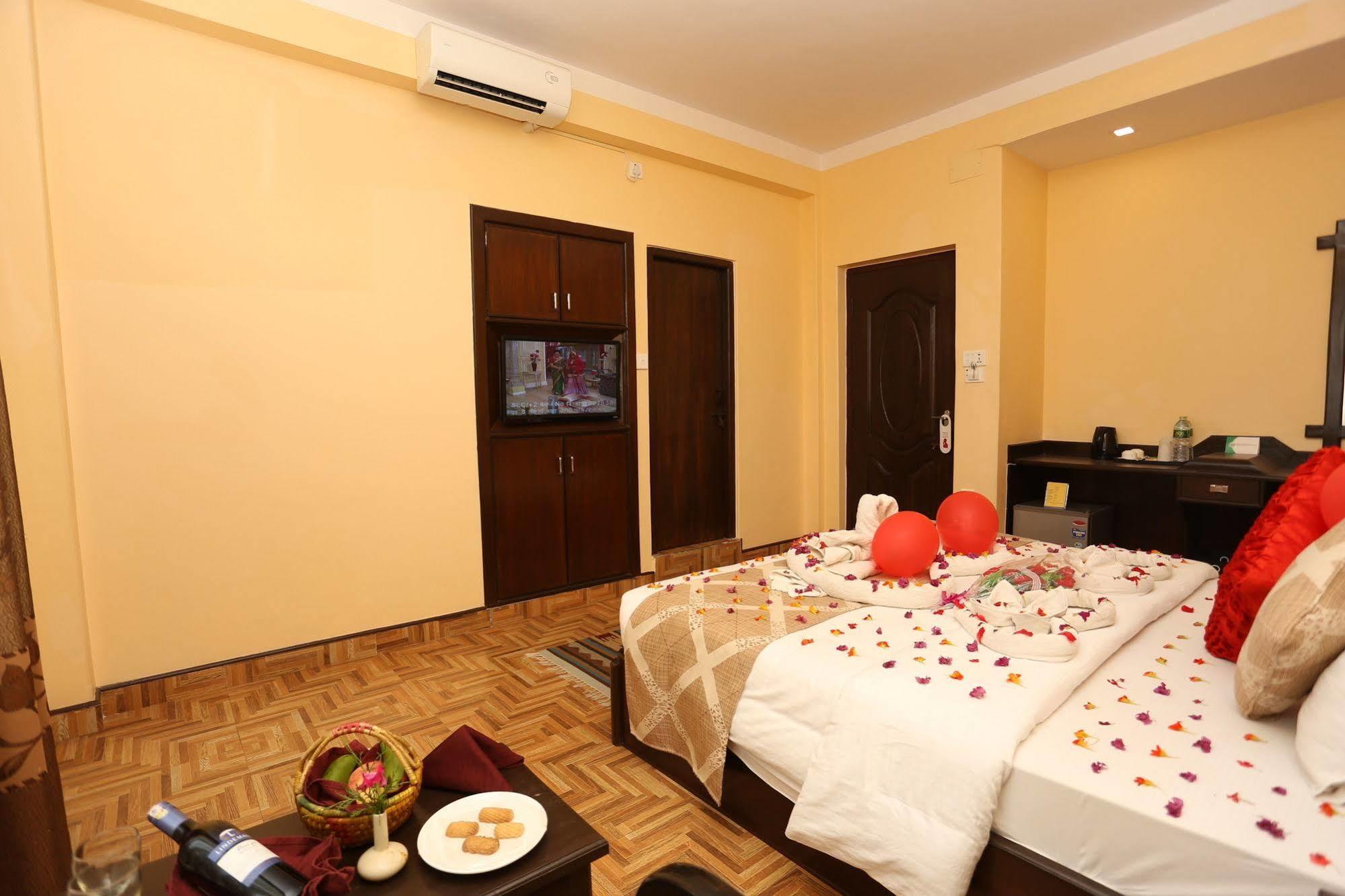 Hotel Peninsula Покхара Екстер'єр фото