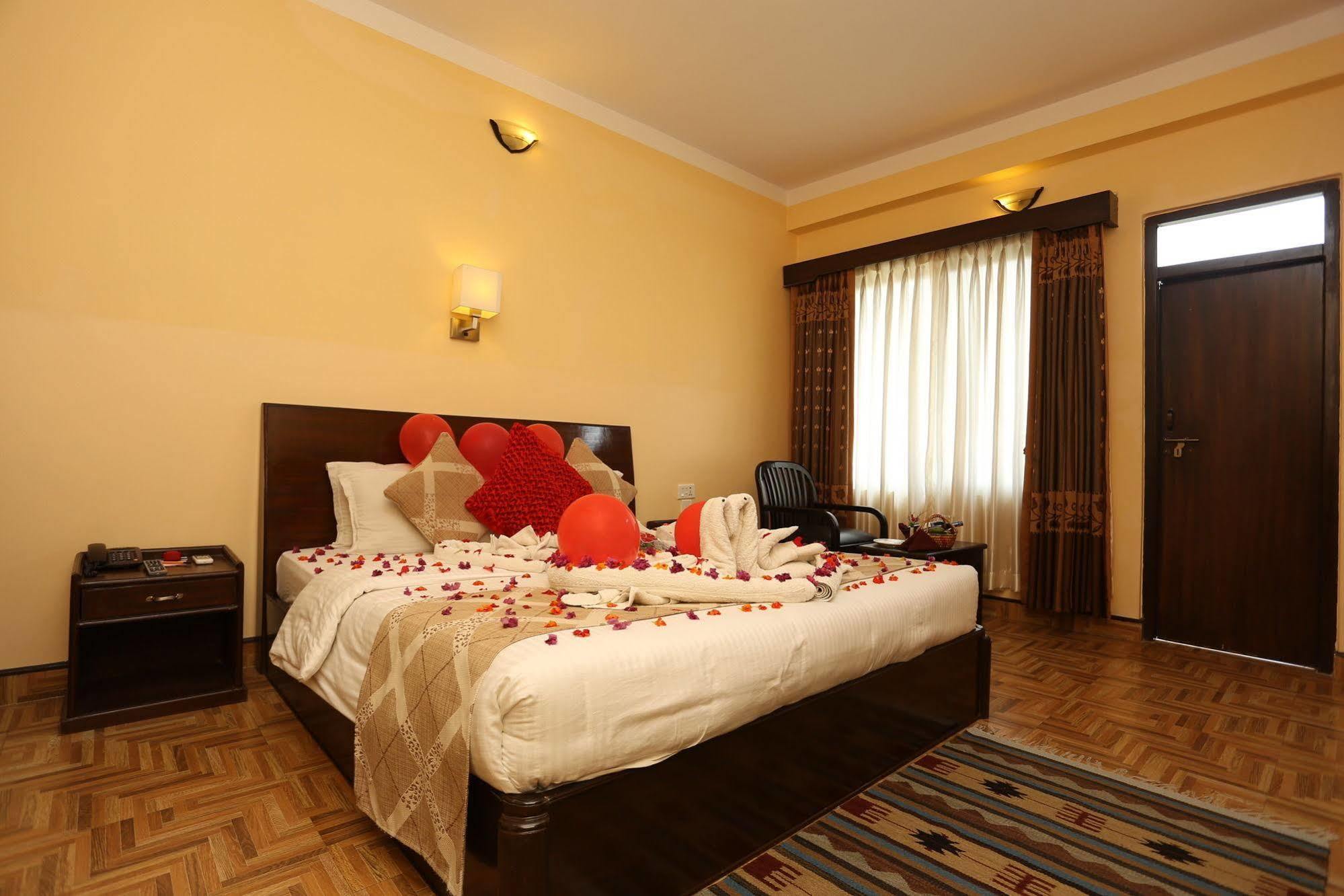 Hotel Peninsula Покхара Екстер'єр фото