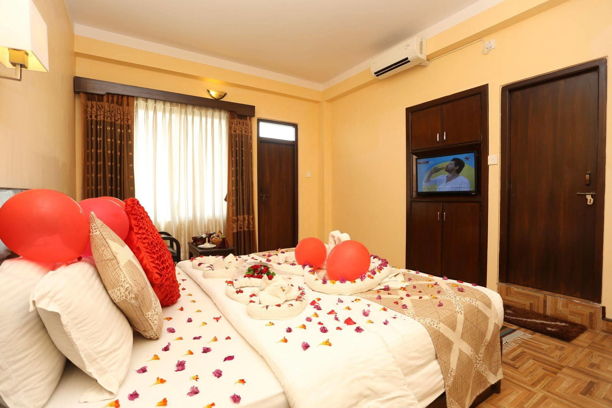 Hotel Peninsula Покхара Екстер'єр фото