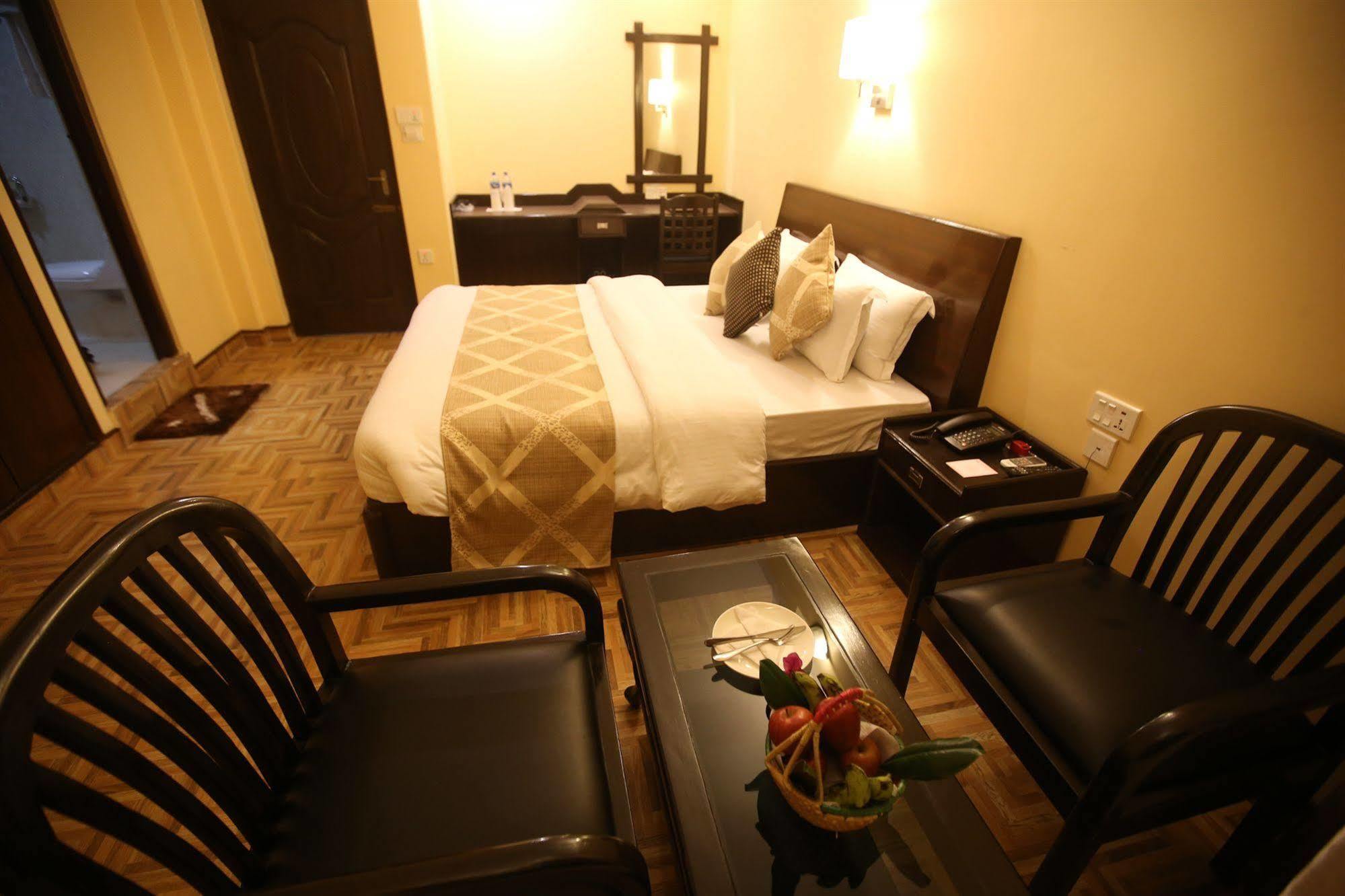 Hotel Peninsula Покхара Екстер'єр фото
