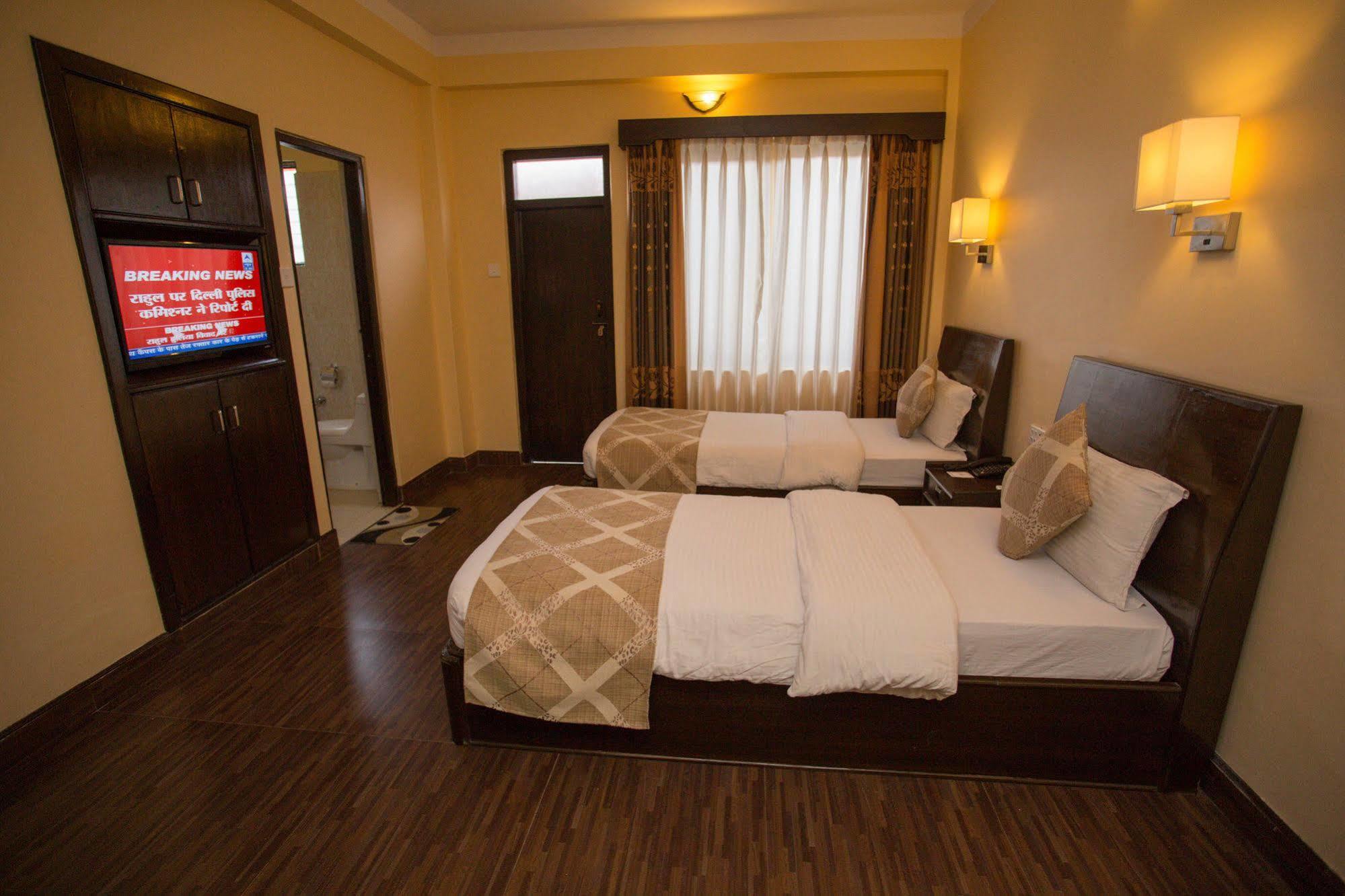 Hotel Peninsula Покхара Екстер'єр фото